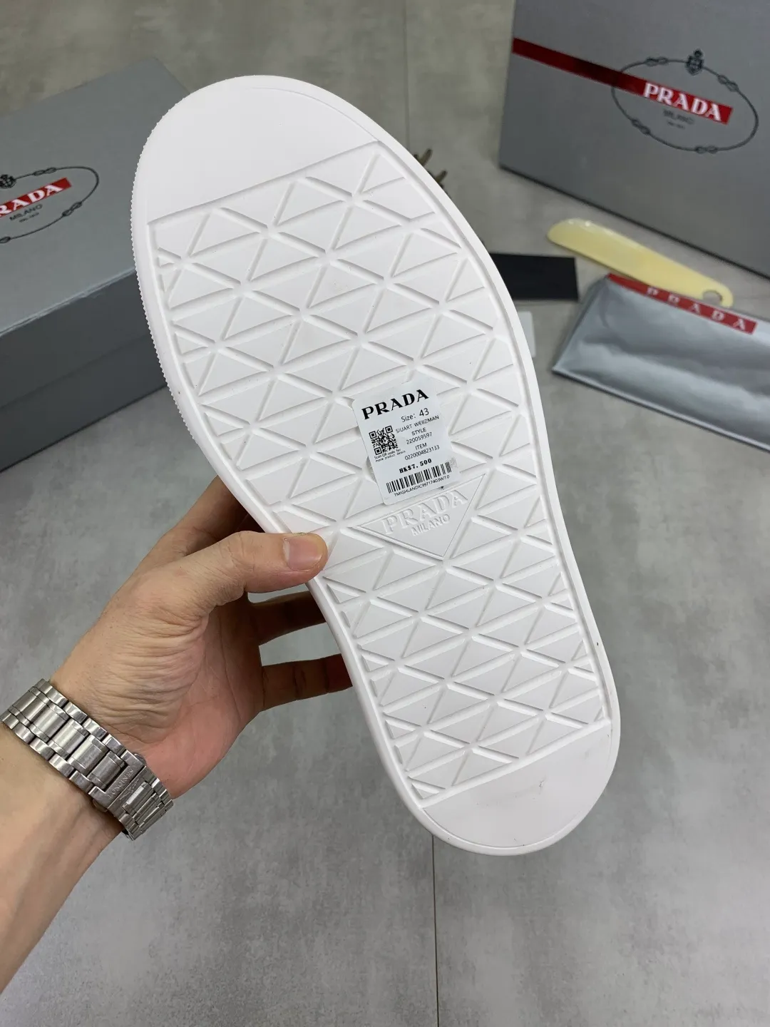 Men's shoes 💰P560💰 [New model] High version official website popular model is on the market, 🆘 Trendy brand (Prada) mainly promotes popular model, avant-garde and versatile fashionable men's shoes private version mold opening, cowhide surface splicing 1:1.. Stylish and simple, original imported cowhide lining cowhide feet; the atmosphere and personality are more fashionable, eye-catching and pursuing class. It will subvert the old idea and be a must-have for fashion trendsetters with you! Must keep it for yourself! Tall and comfortable, large and low, high-end quality workmanship. Size: 38-45; multiple colors available.
